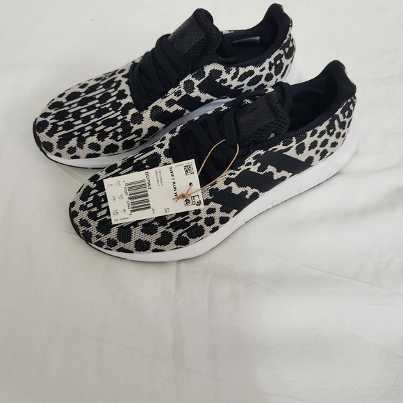 WOMEN'S Adidas Originals Swift Run Leopard Print BD7962 Sneakers - Picture 2 of 5